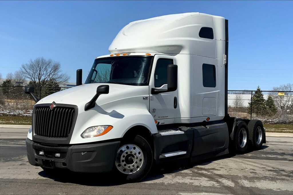 2021 CUM LT625 6×4 Sleeper