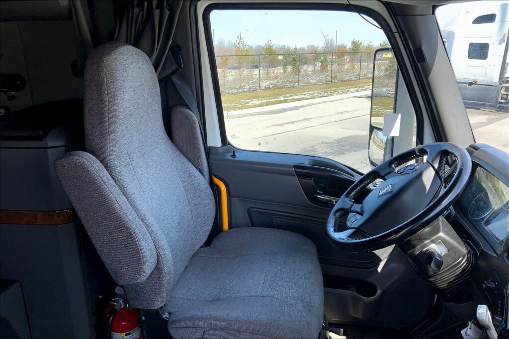 2021 CUM LT625 6×4 Sleeper