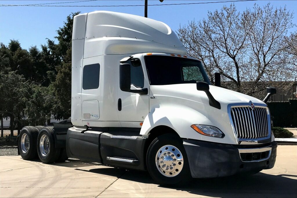 2021 CUM LT625 6×4 Sleeper
