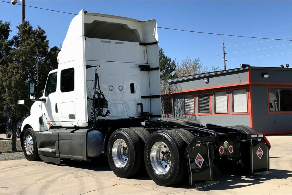 2021 CUM LT625 6×4 Sleeper