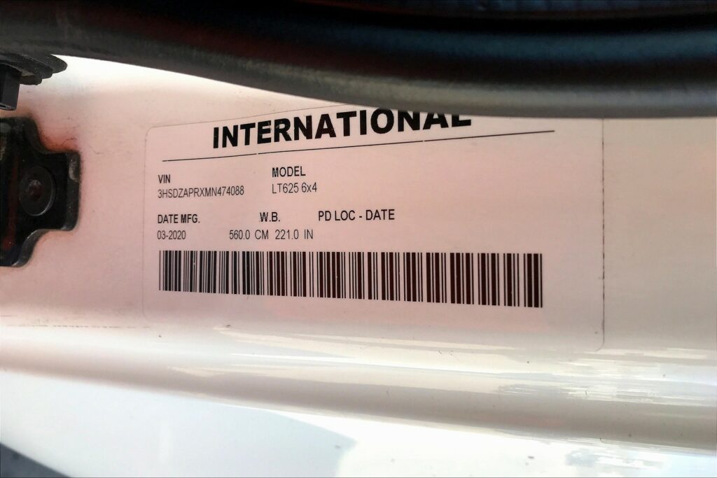 2021 CUM LT625 6×4 Sleeper