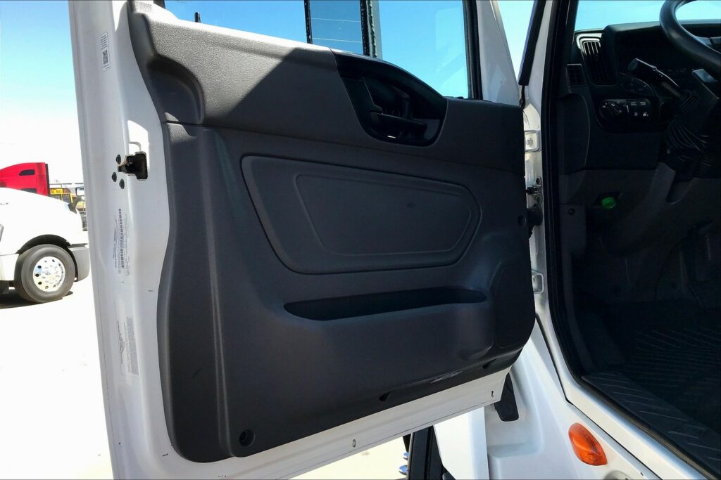 2021 CUM LT625 6×4 Sleeper