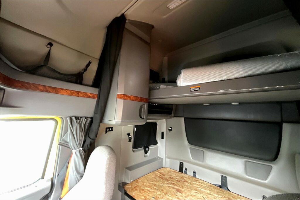 2022 INT LT625 6×4 Sleeper