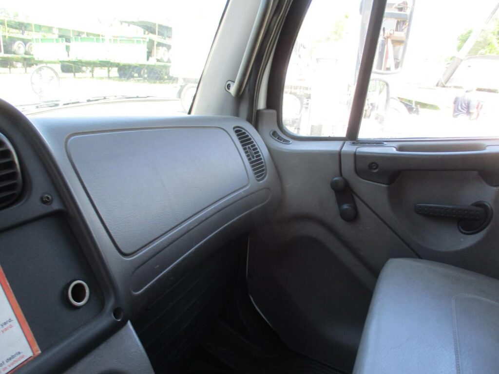 2008 Freightliner M2 106