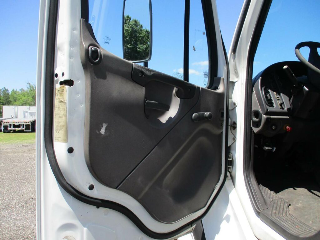 2008 Freightliner M2 106