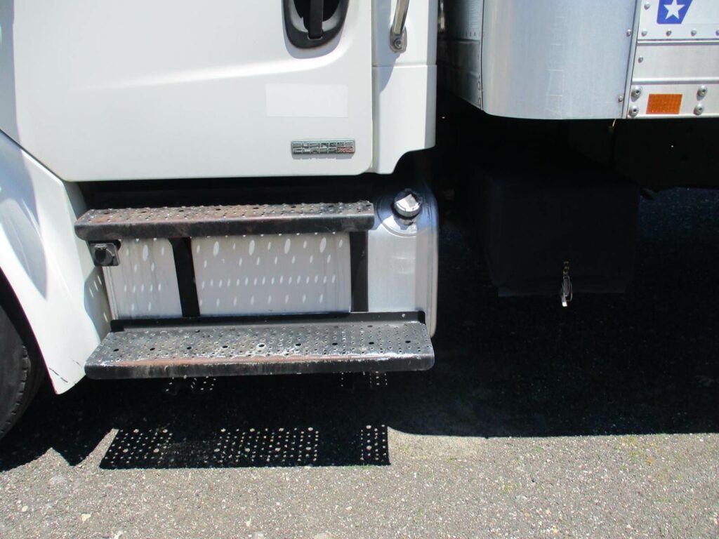 2008 Freightliner M2 106