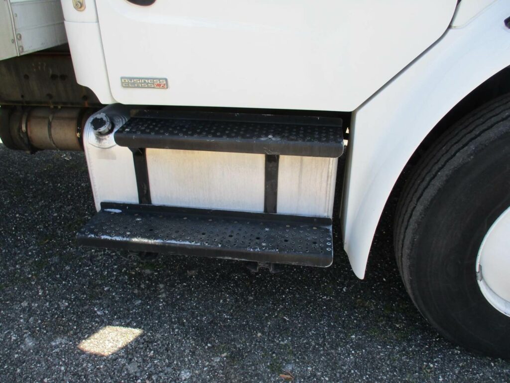 2008 Freightliner M2 106