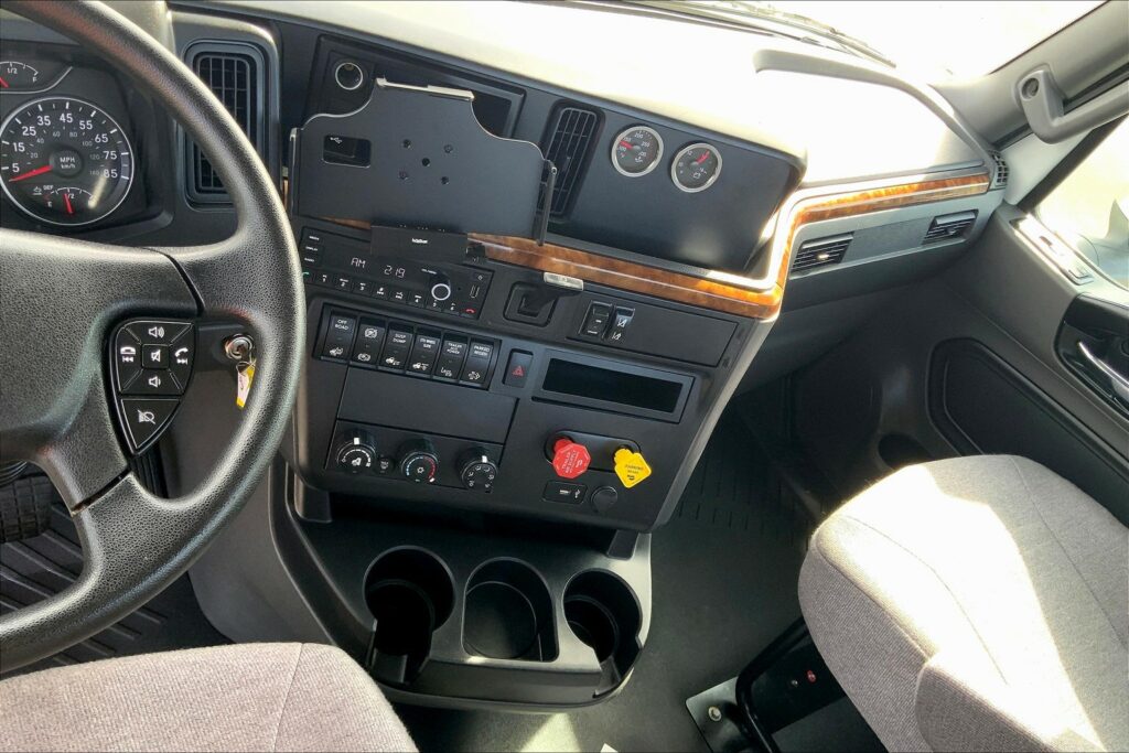 2022 CUM LT625 4×2 Day Cab