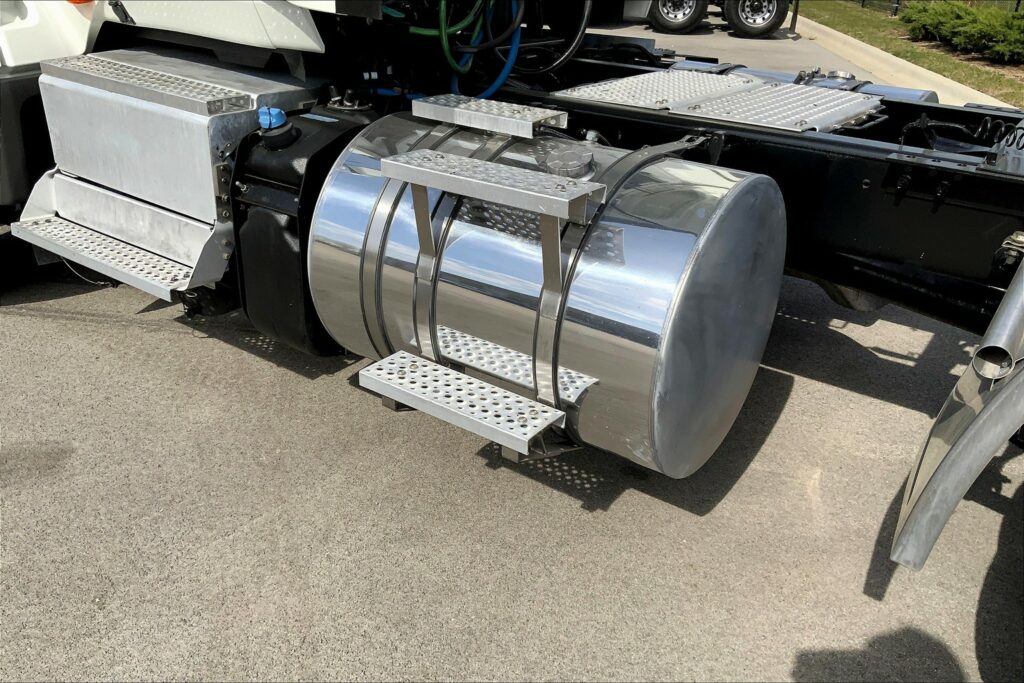 2022 CUM LT625 4×2 Day Cab