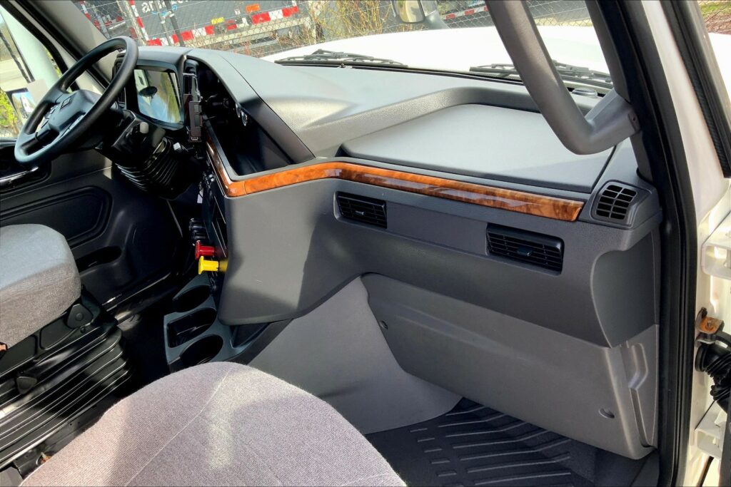 2022 CUM LT625 4×2 Day Cab