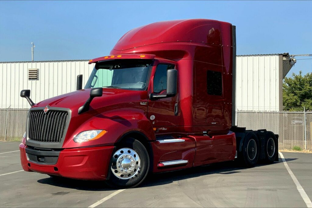 2021 CUM LT625 6×4 Sleeper