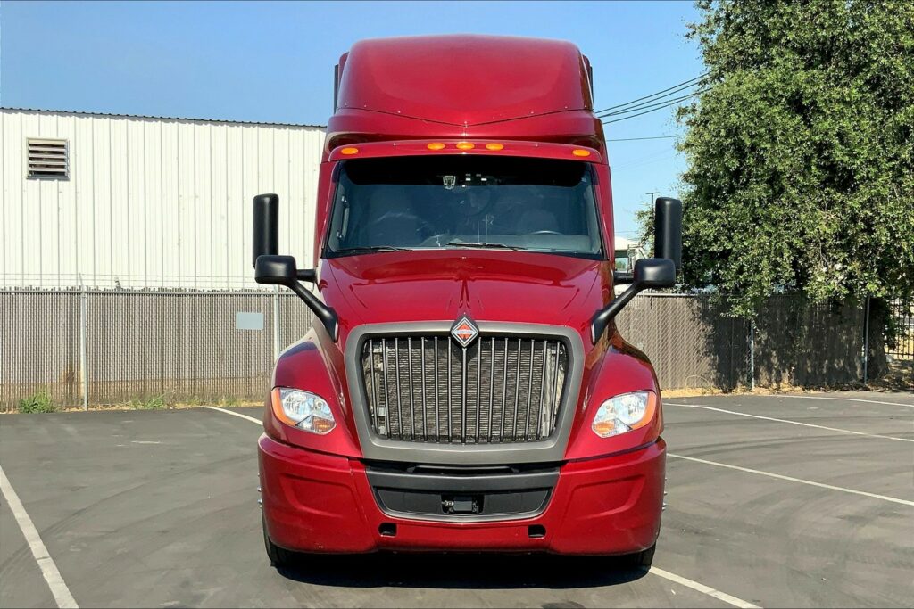 2021 CUM LT625 6×4 Sleeper