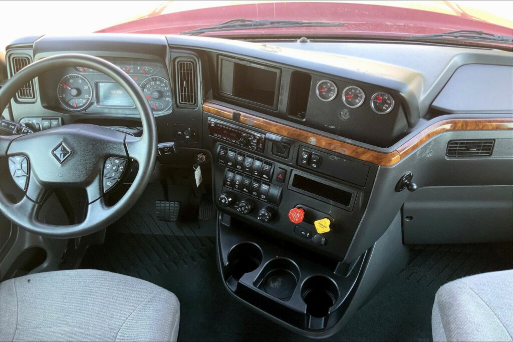 2021 CUM LT625 6×4 Sleeper