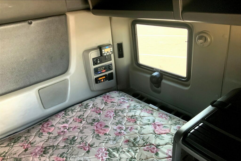 2021 CUM LT625 6×4 Sleeper