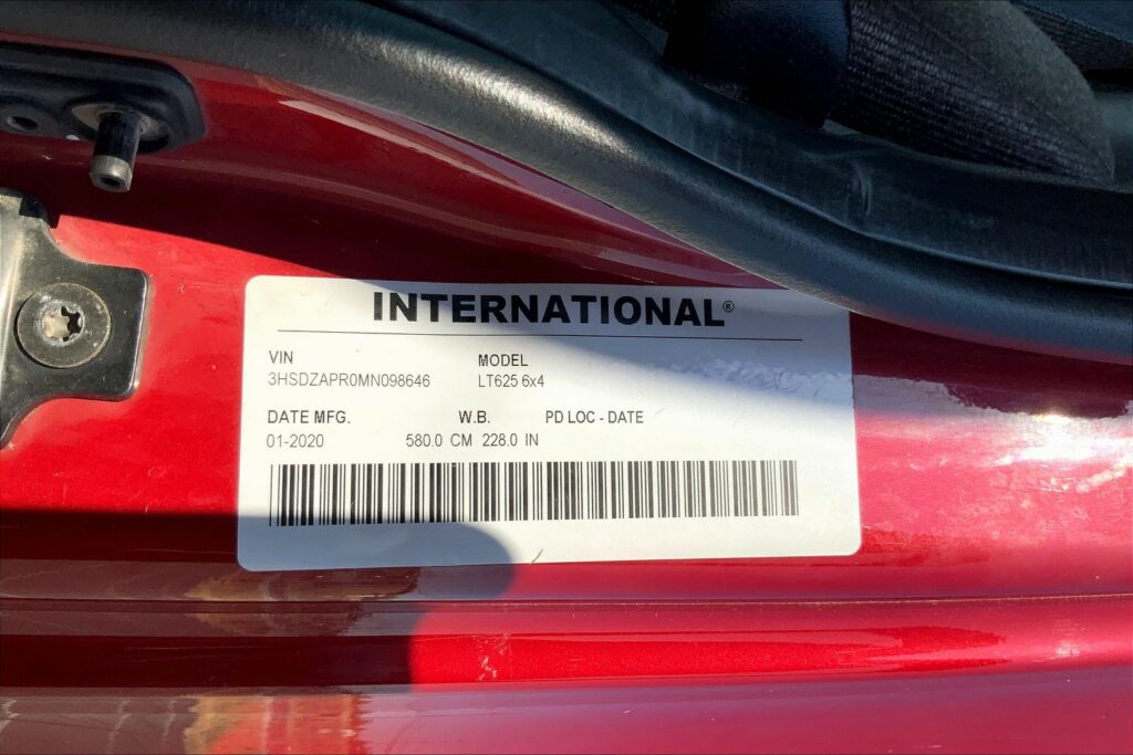 2021 CUM LT625 6×4 Sleeper