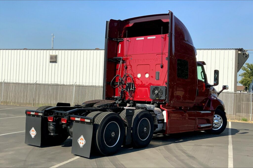 2021 CUM LT625 6×4 Sleeper