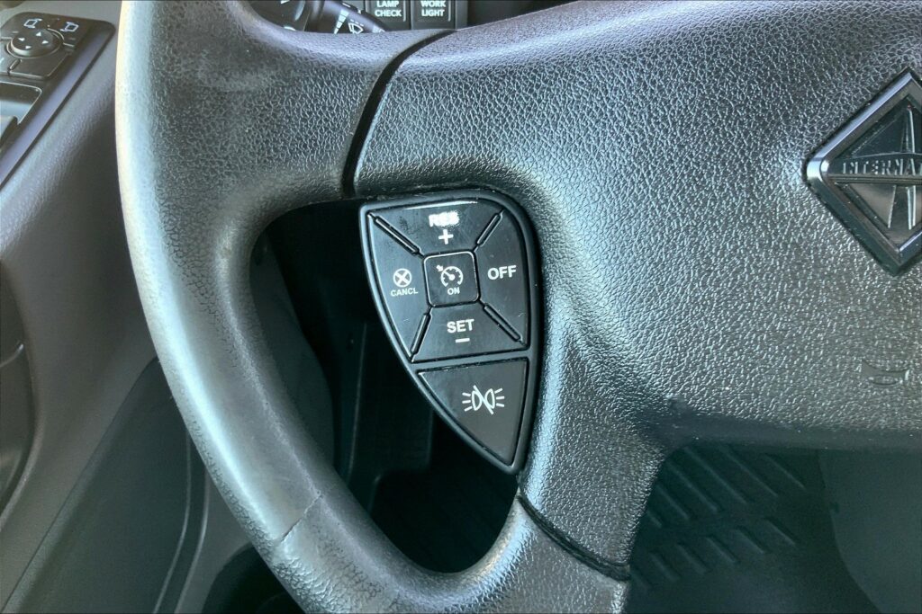 2021 CUM LT625 6×4 Sleeper