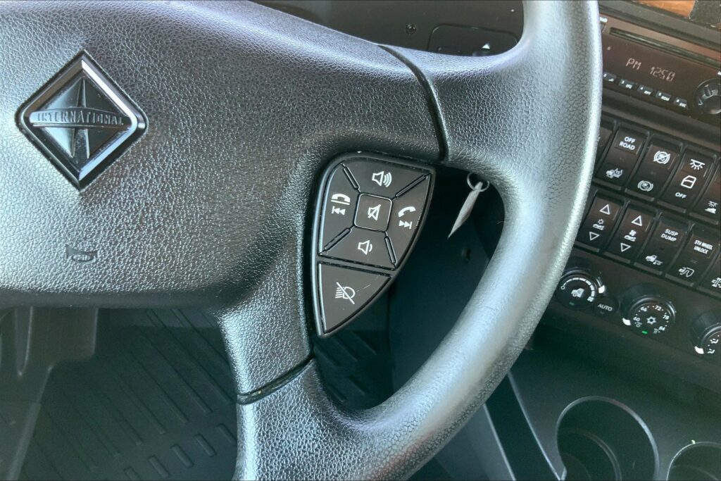 2021 CUM LT625 6×4 Sleeper