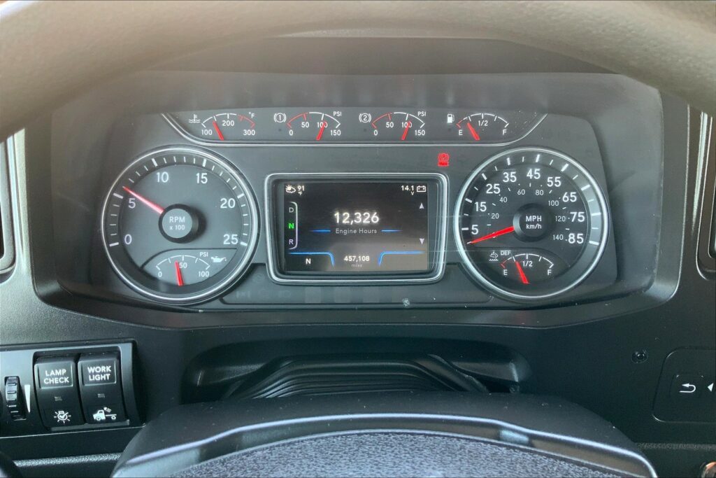 2021 CUM LT625 6×4 Sleeper