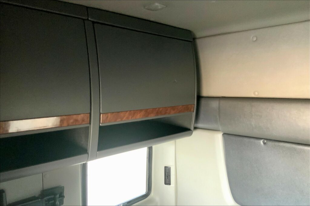 2021 CUM LT625 6×4 Sleeper