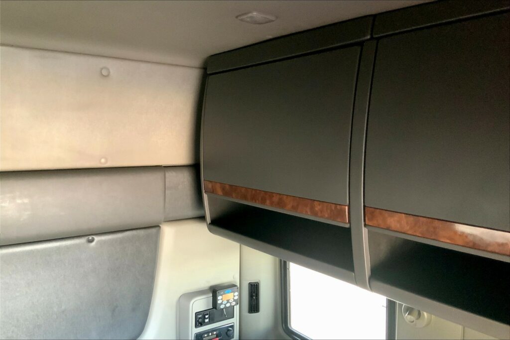 2021 CUM LT625 6×4 Sleeper