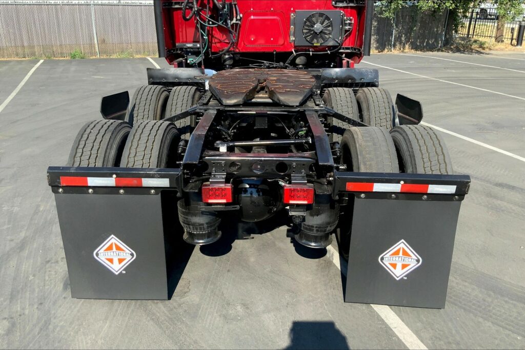 2021 CUM LT625 6×4 Sleeper