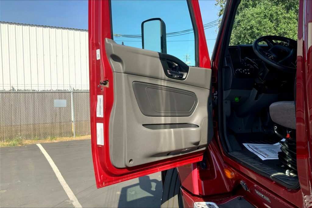 2021 CUM LT625 6×4 Sleeper