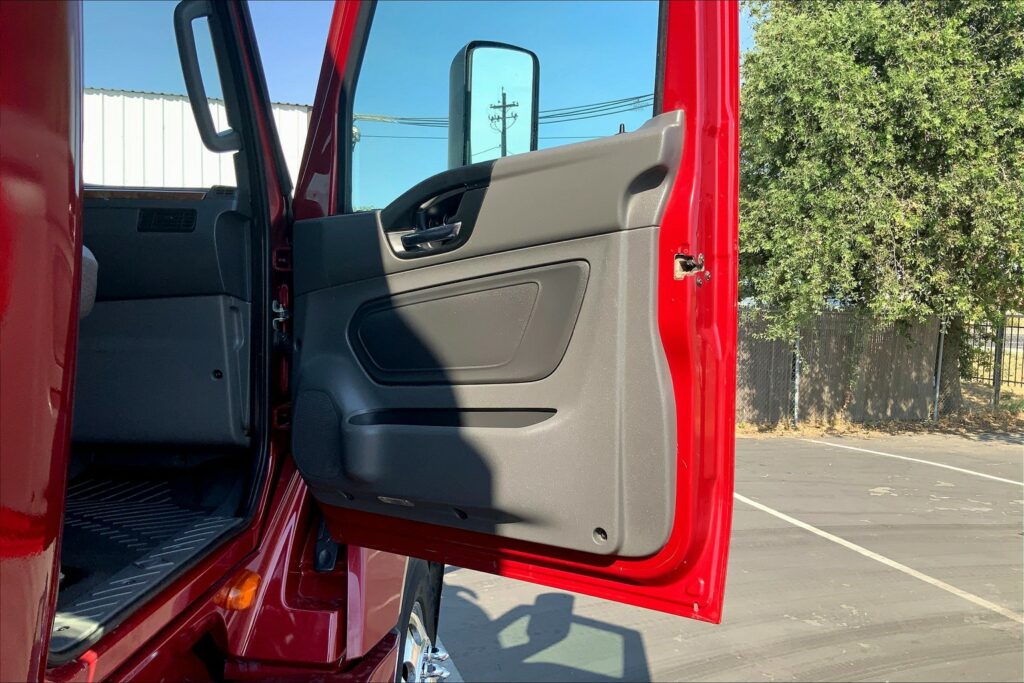 2021 CUM LT625 6×4 Sleeper