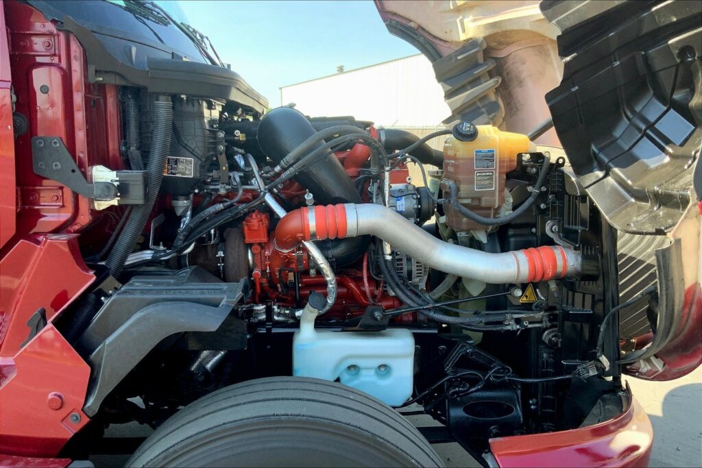 2021 CUM LT625 6×4 Sleeper