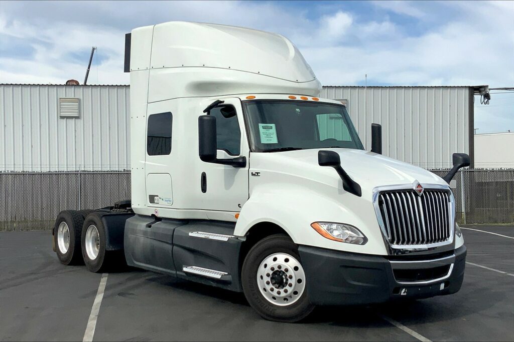 2021 CUM LT625 6×4 Sleeper