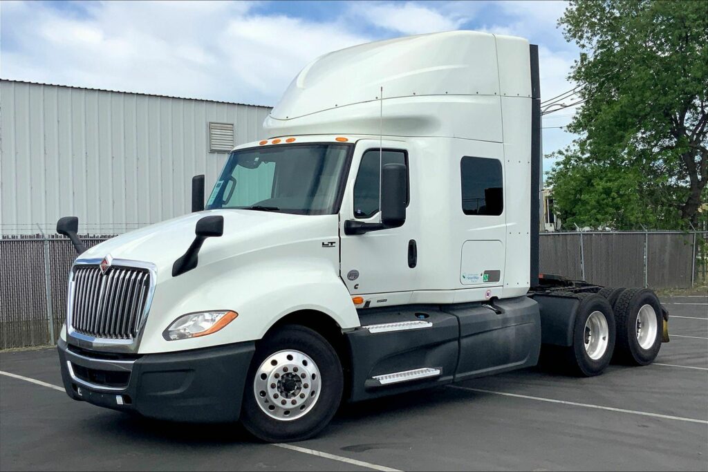 2021 CUM LT625 6×4 Sleeper