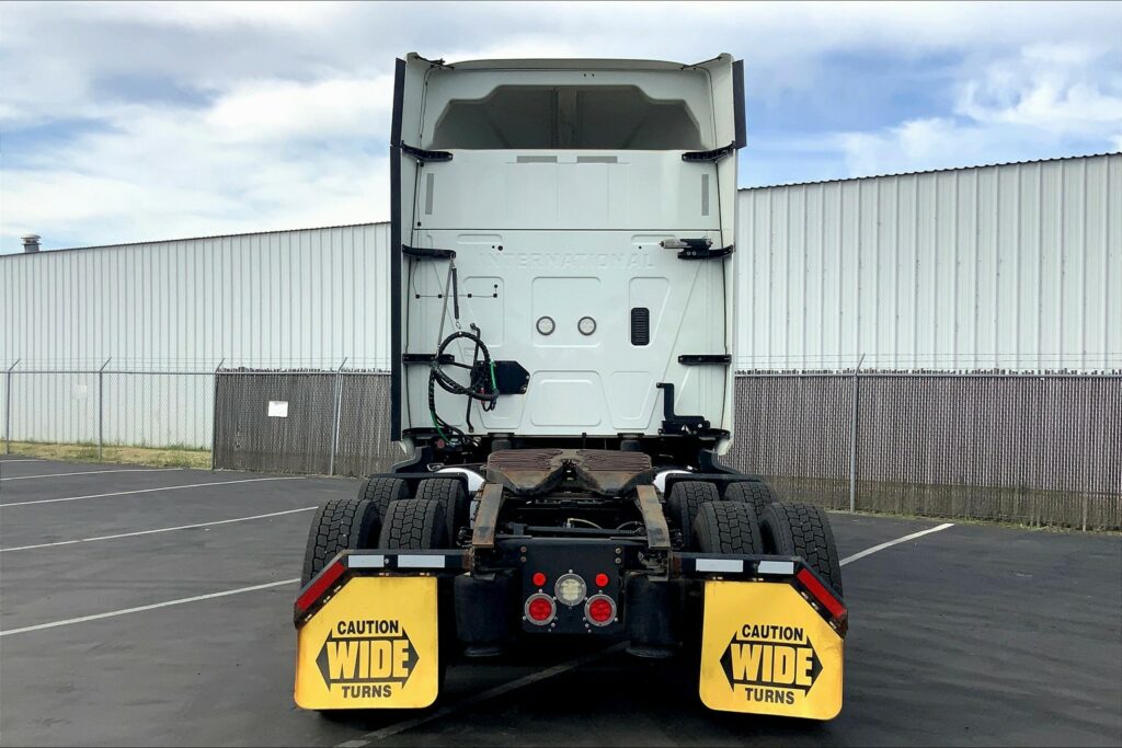 2021 CUM LT625 6×4 Sleeper