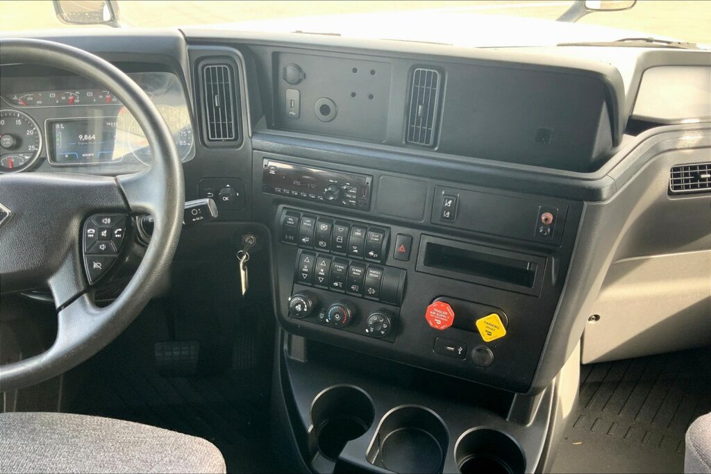 2021 CUM LT625 6×4 Sleeper