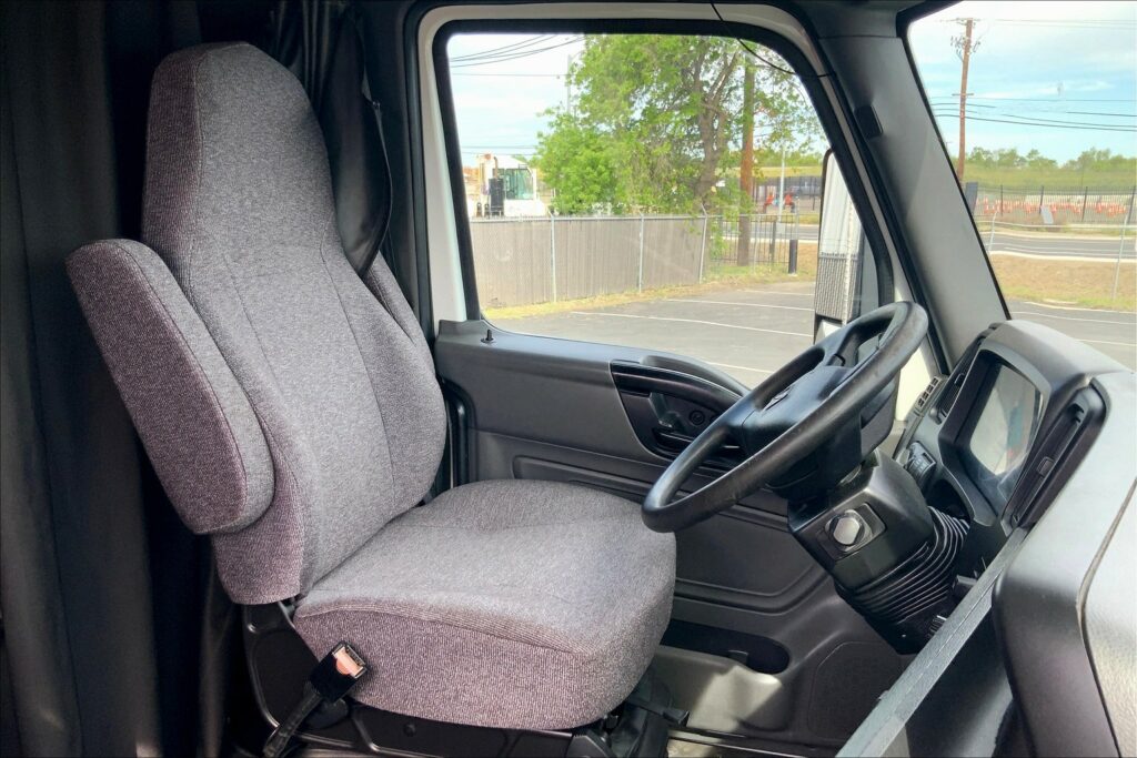 2021 CUM LT625 6×4 Sleeper