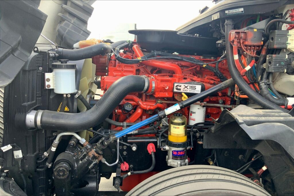 2021 CUM LT625 6×4 Sleeper