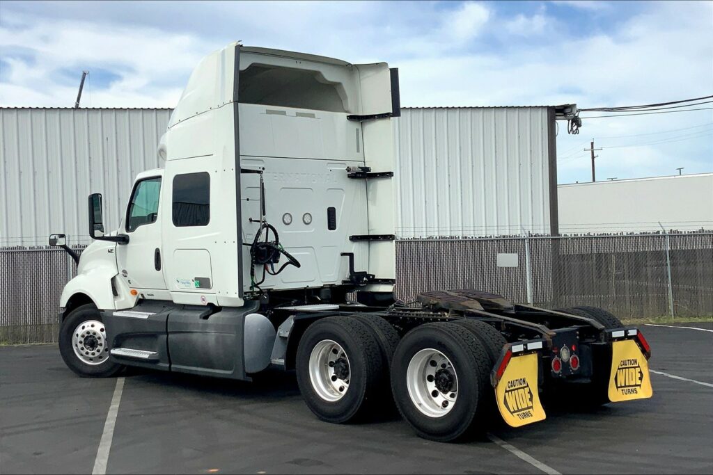 2021 CUM LT625 6×4 Sleeper