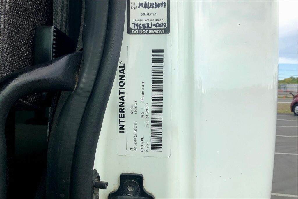 2021 CUM LT625 6×4 Sleeper