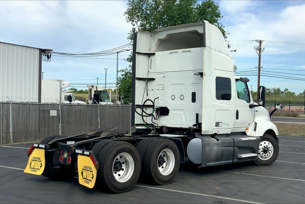 2021 CUM LT625 6×4 Sleeper