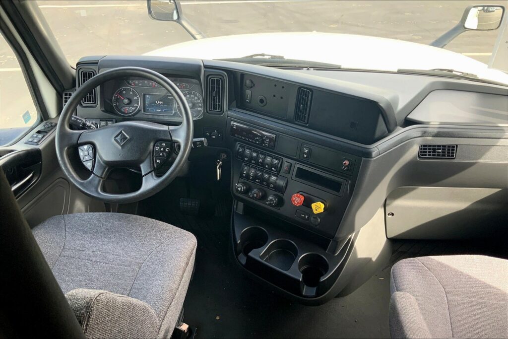 2021 CUM LT625 6×4 Sleeper