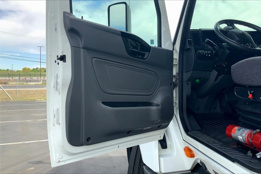 2021 CUM LT625 6×4 Sleeper