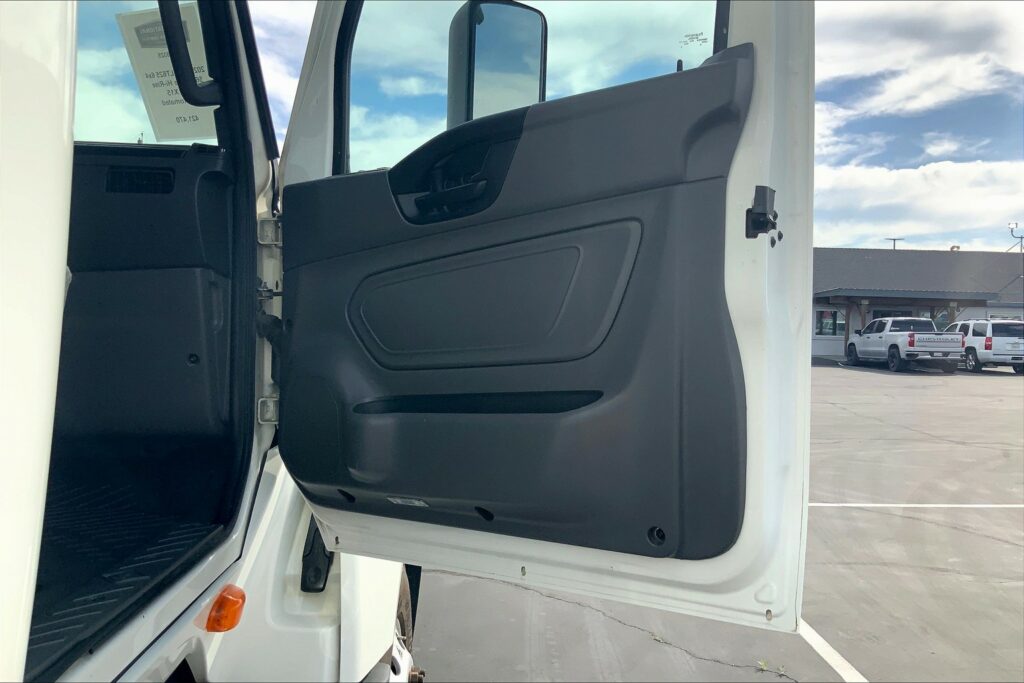 2021 CUM LT625 6×4 Sleeper