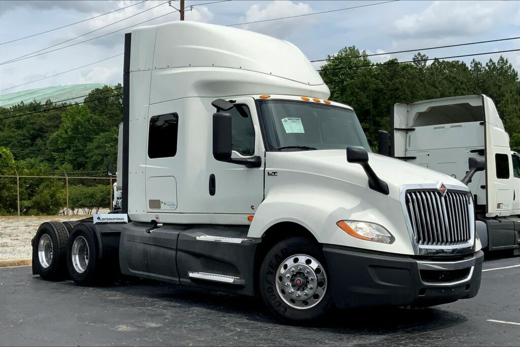 2021 CUM LT625 6×4 Sleeper