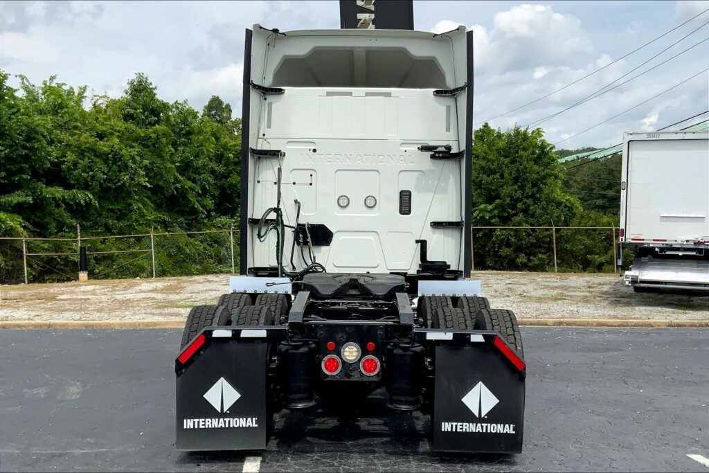 2021 CUM LT625 6×4 Sleeper