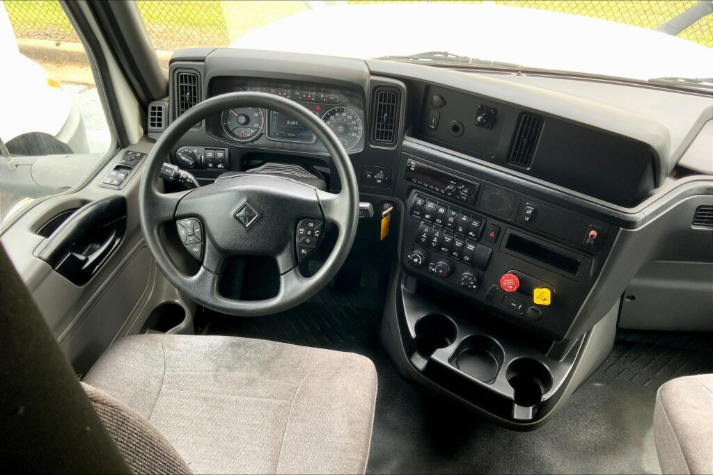 2021 CUM LT625 6×4 Sleeper