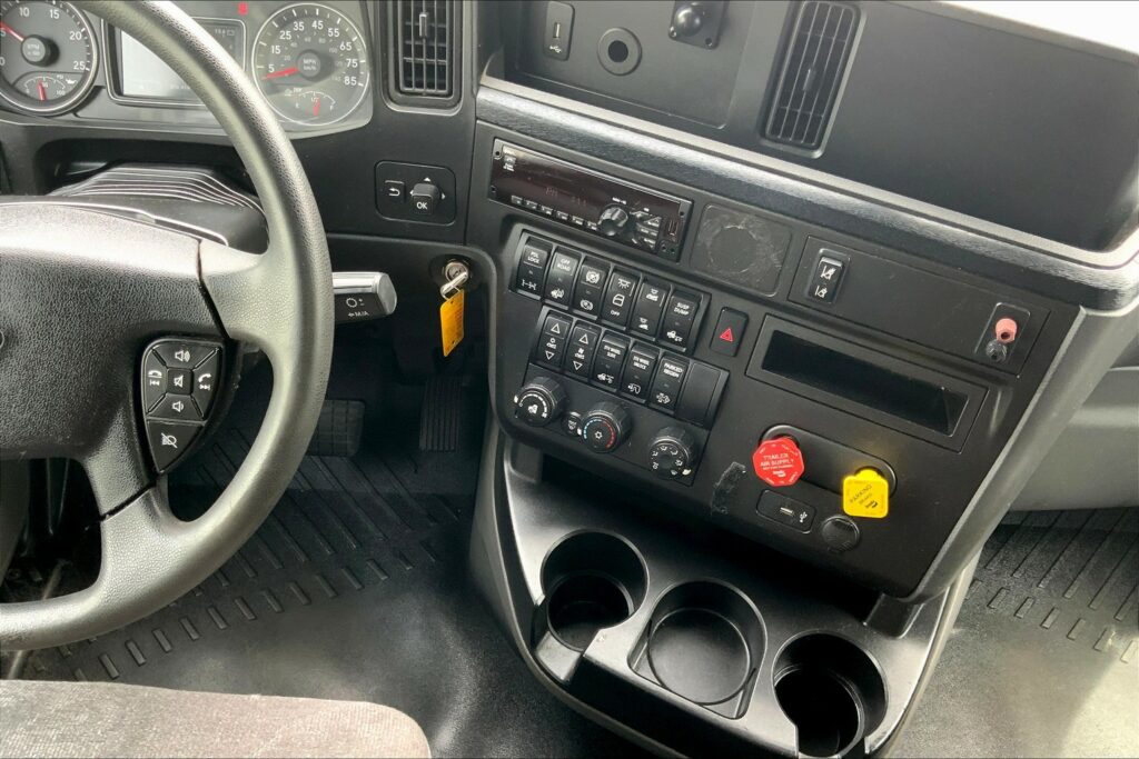 2021 CUM LT625 6×4 Sleeper