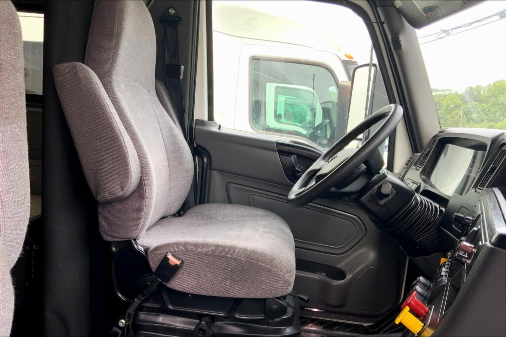 2021 CUM LT625 6×4 Sleeper