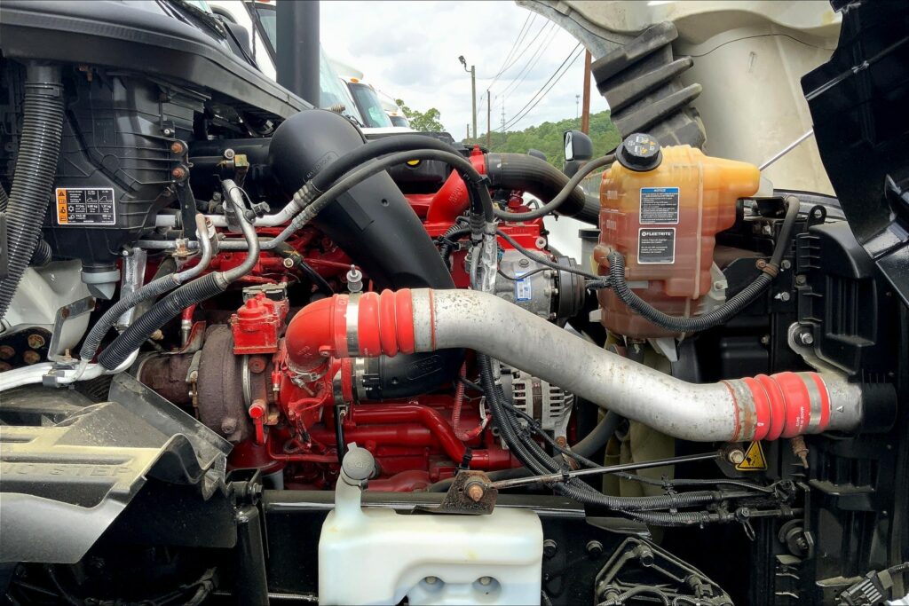 2021 CUM LT625 6×4 Sleeper