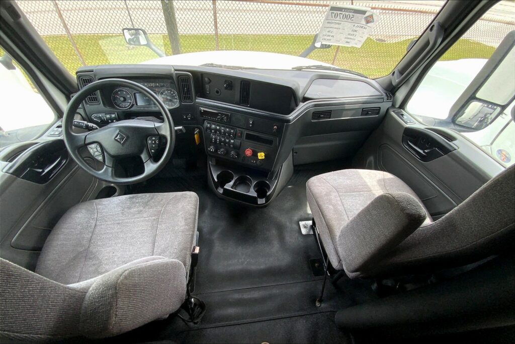 2021 CUM LT625 6×4 Sleeper