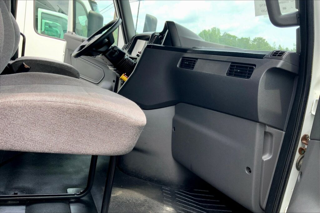 2021 CUM LT625 6×4 Sleeper