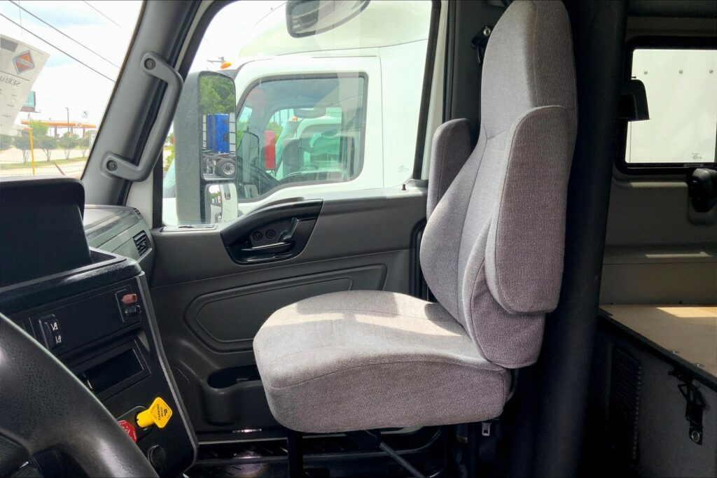 2021 CUM LT625 6×4 Sleeper